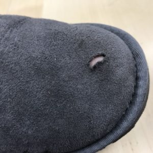 アグ ムートンブーツのキズ穴修理